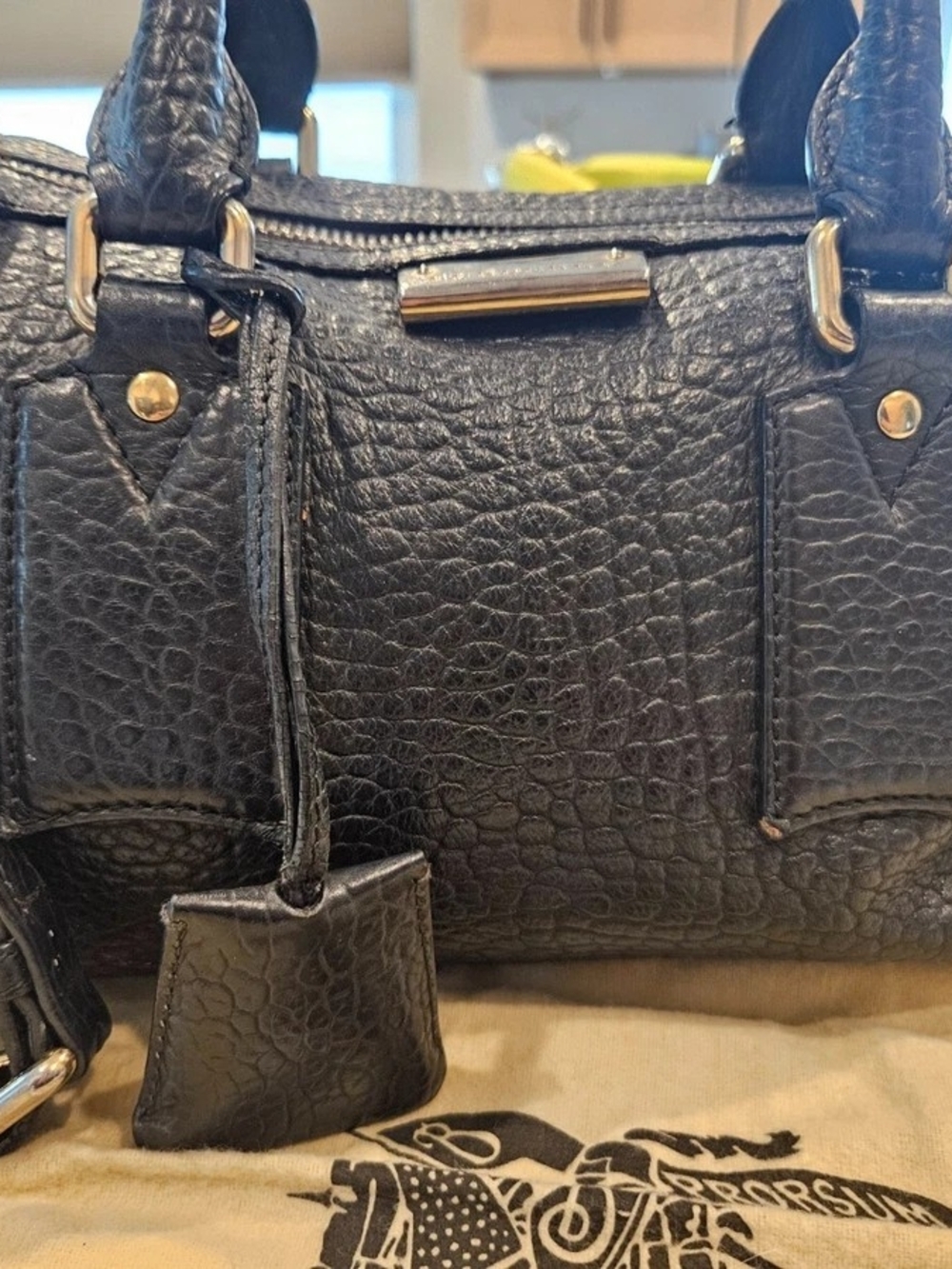 AUTHENTICATED Burberry Heritage Grain Leather Gladstone in Black - Picture 2 of 16